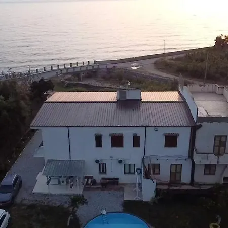 Melinda E Marlene Apartment *